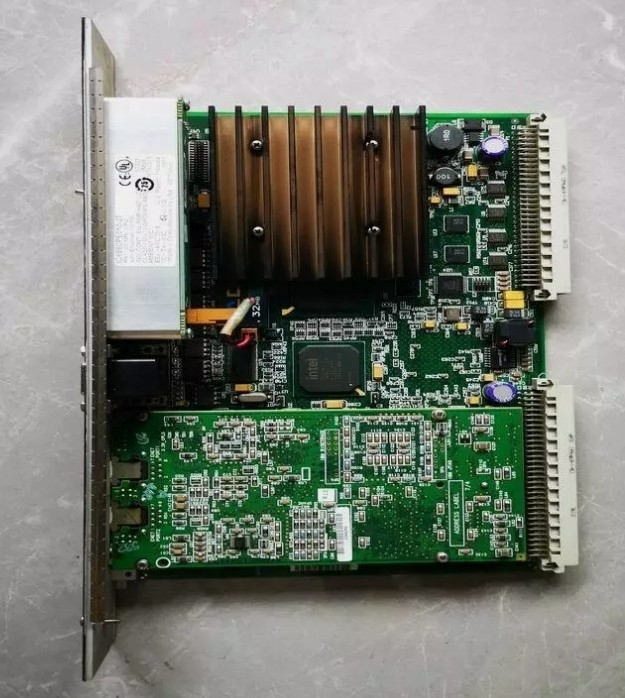 IC698CPE010 GE Merkezi İşlem Birimi CPU I/O ve Akıllı Seçenek Modülleri ile İletişim Kurar 300MHz Celeron Mikroprosesör